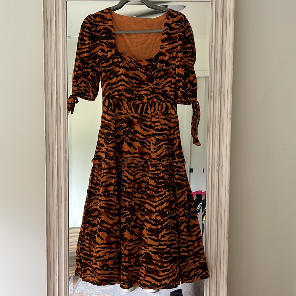 WALTER‎ BAKER Yosline Gathered Tiger Jacquard Midi Dress Size 4 NWOT - Picture 9 of 14